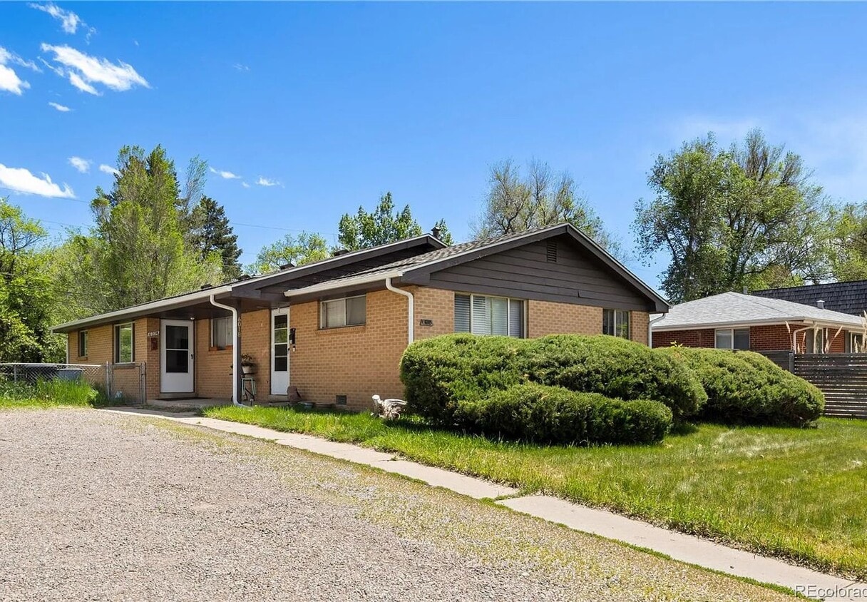 Foto principal - Charming 2BR Duplex in Littleton