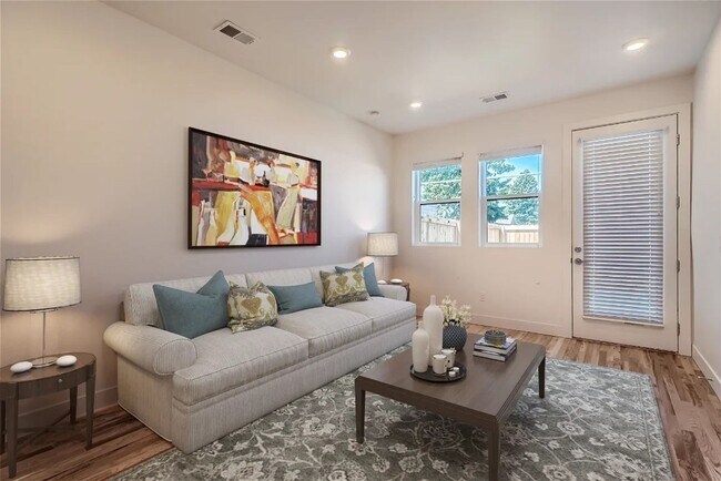 Foto del edificio - Stunning 2023- Built Brownstone-Style Town...