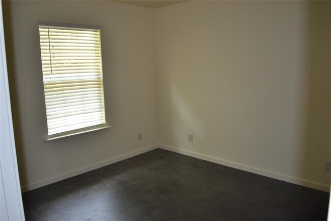 Building Photo - 253 Old Groveton Rd