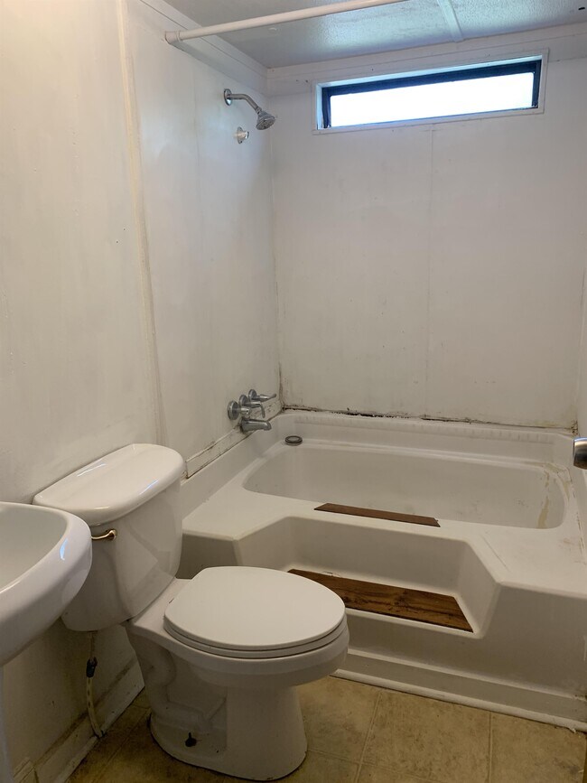 Building Photo - 6855 Skyview Dr SE