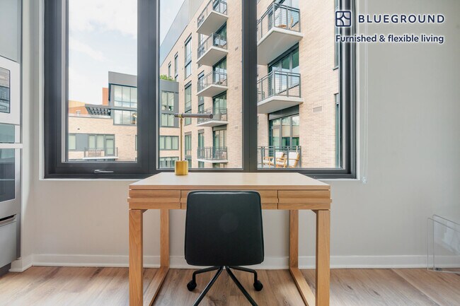 Foto del edificio - 3275 Washington Blvd