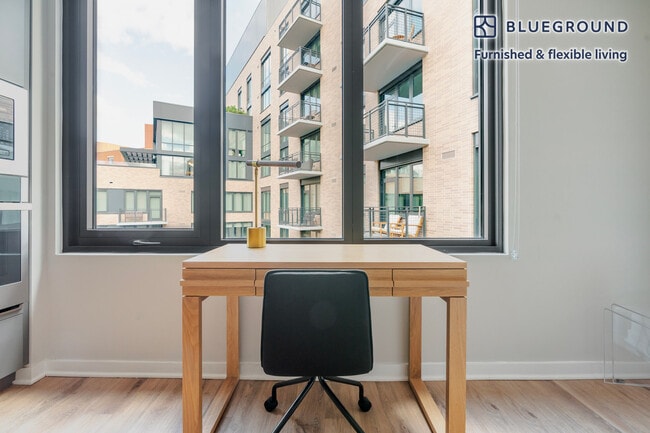 Foto del edificio - 3275 Washington Blvd