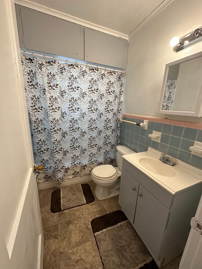 Building Photo - Remodeled 2 Bedroom Home