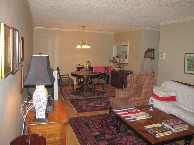 Foto del edificio - Gated 2br w/pool at N. Gates of LSU on Highland by the Chimes