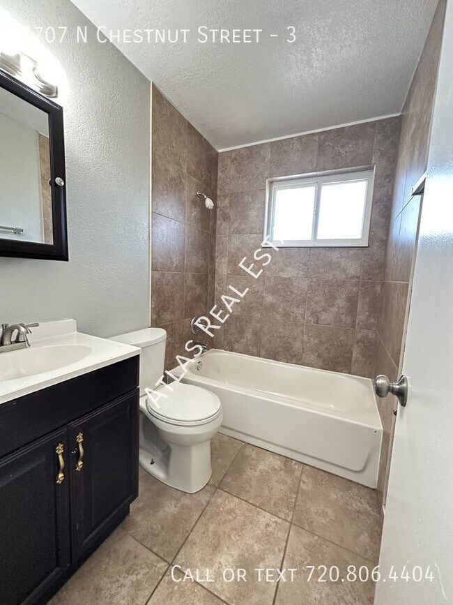 Building Photo - Live Westside! Spacious 3-Bedroom Apartmen...