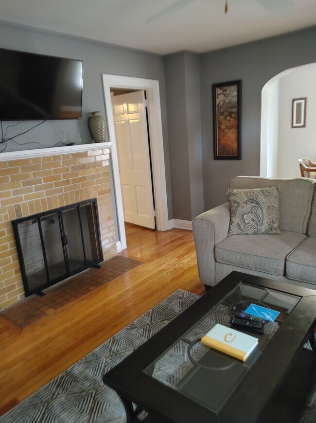 Sala de estar (chimenea, es la decoración únicamente) - 1420 N Bronough St