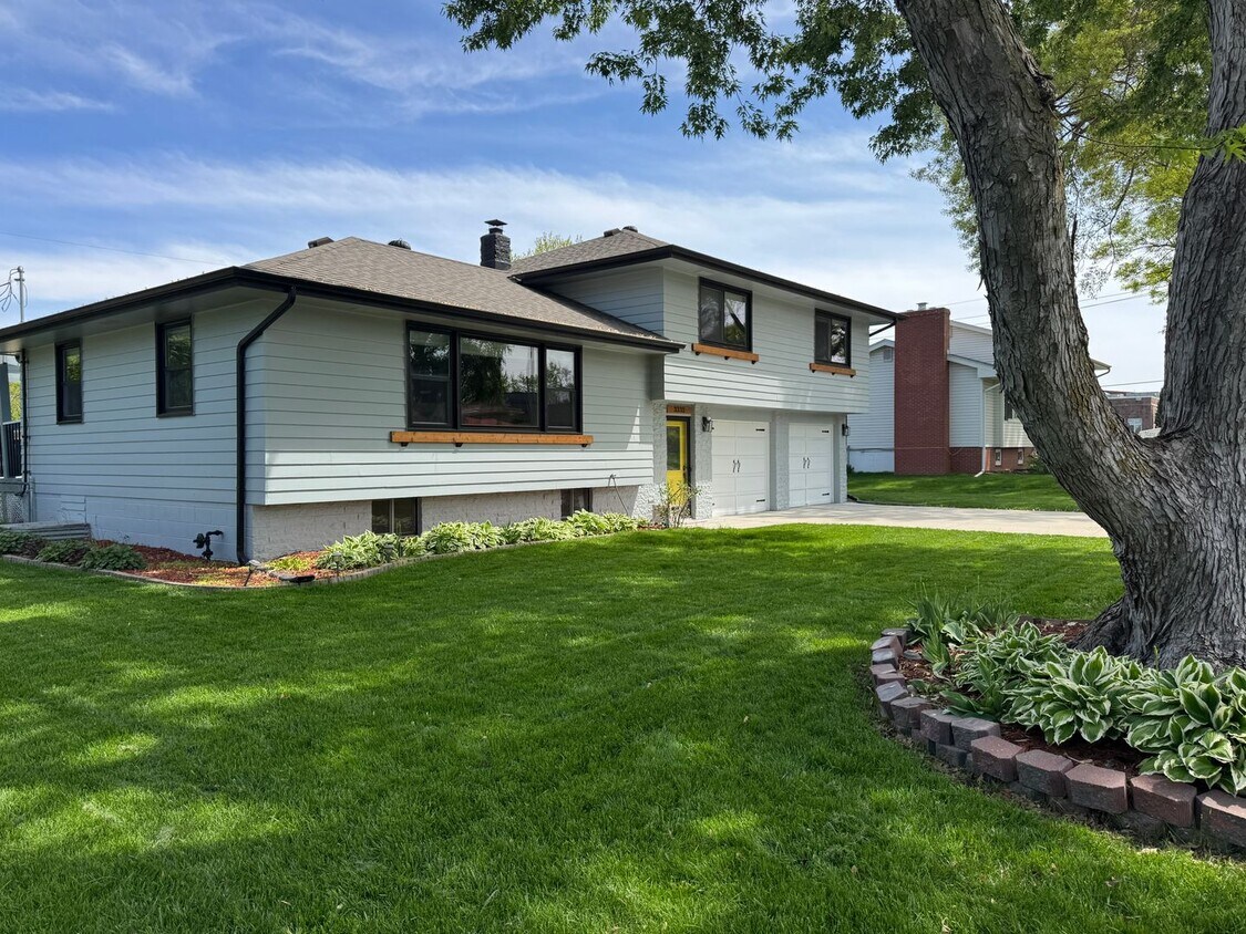 Primary Photo - Stunning 4 Bed, 3 Bath Home with Backyard ...