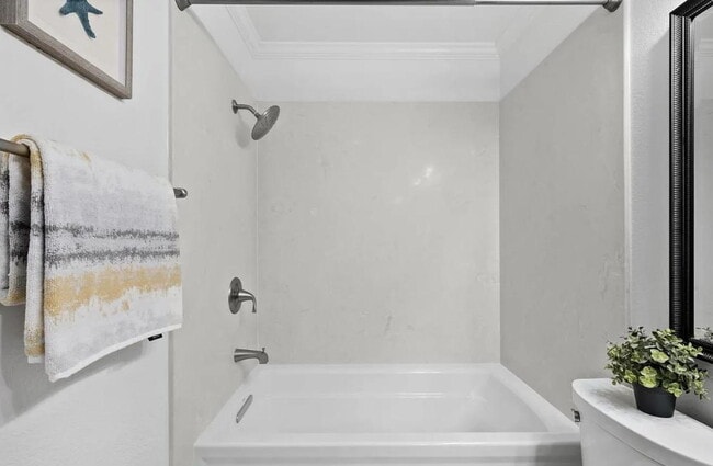 Foto del edificio - "Chic 1-Bed Waterfront Apartment with Cent...