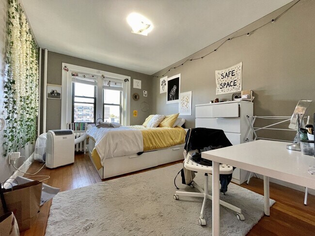 Building Photo - 837 Beacon St