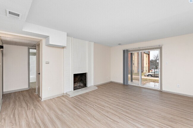 Apartamentos renovados - Oval Springs Apartments