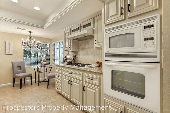 Building Photo - 2 br, 3 bath House - 990 Oak Park Dr