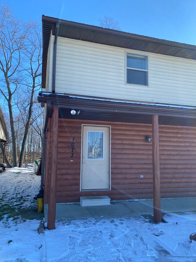 Primary Photo - 1073 Lakeshore