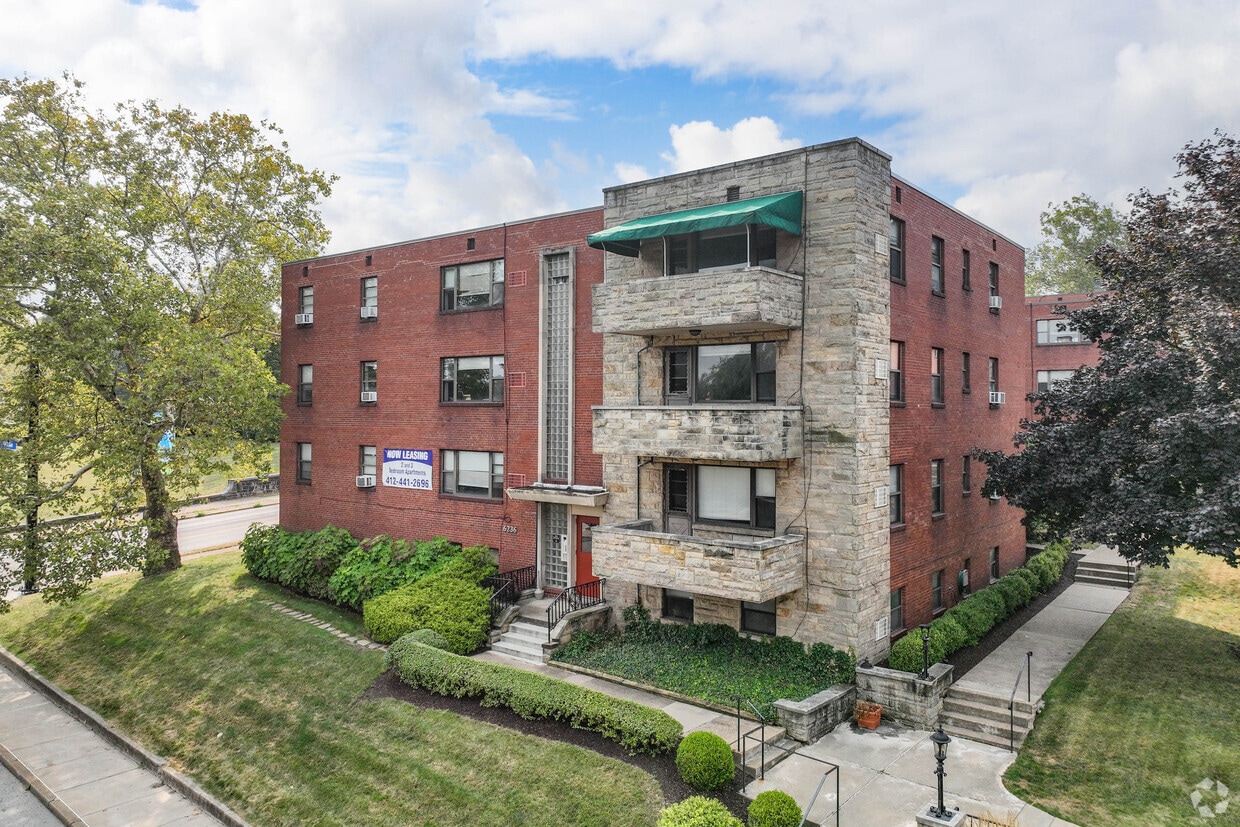 Primary Photo - Royal Garden Apartments