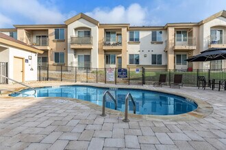 Building Photo - Room in Townhome on W Whitestone Blvd