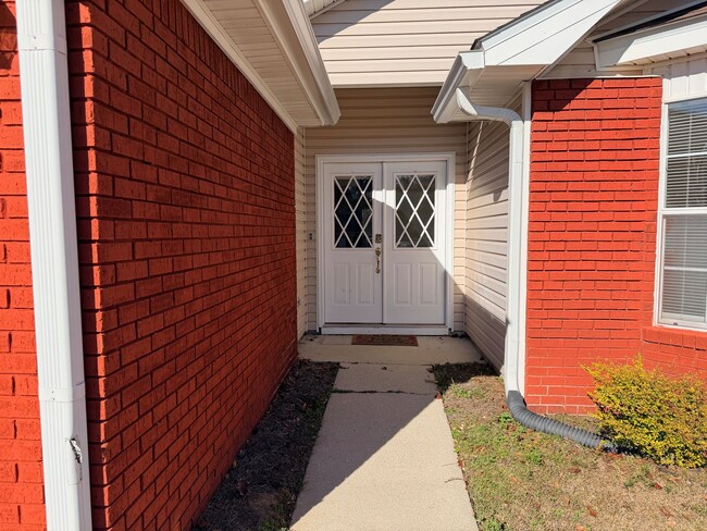 Building Photo - SummerBrooke Home, Plenty of Sunshine, Privacy, & Backyard Space!