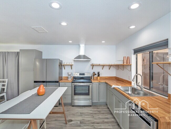 Foto del edificio - 3-bedroom, 2-bathroom home in Yuma Corona