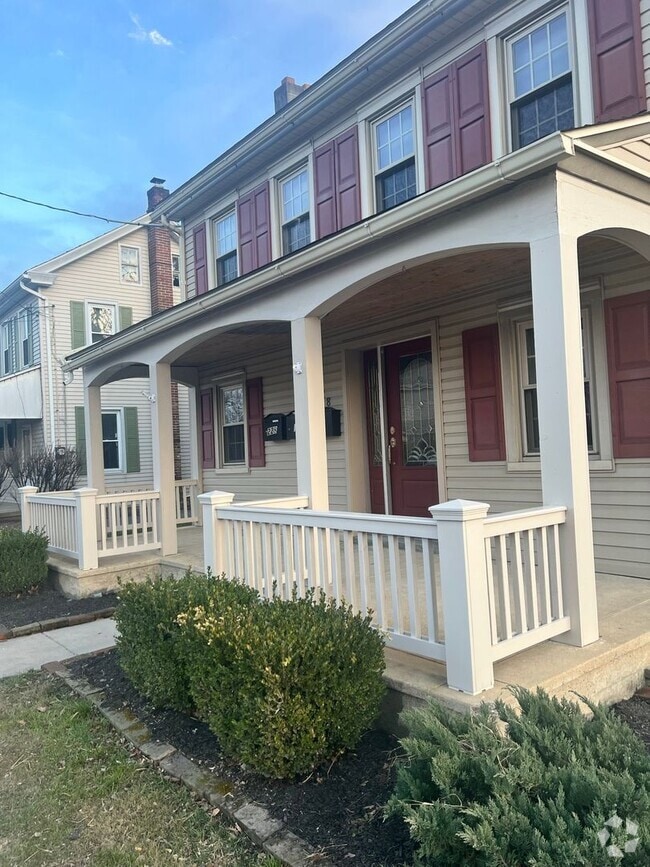 Building Photo - 228 E Main St