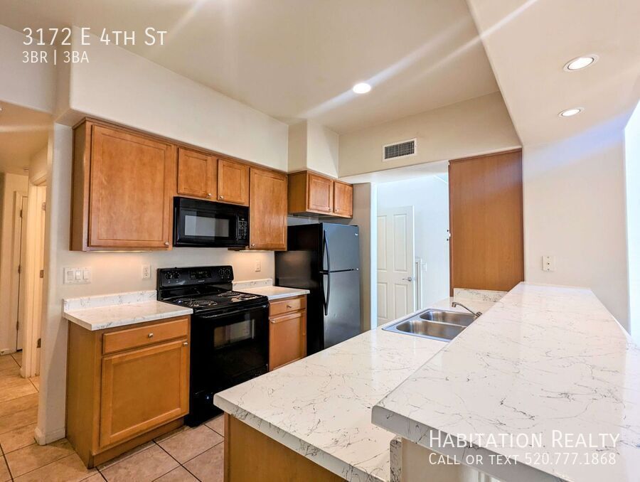 Foto principal - Pre-Lease!! 3bed/3bath townhome in Miramon...