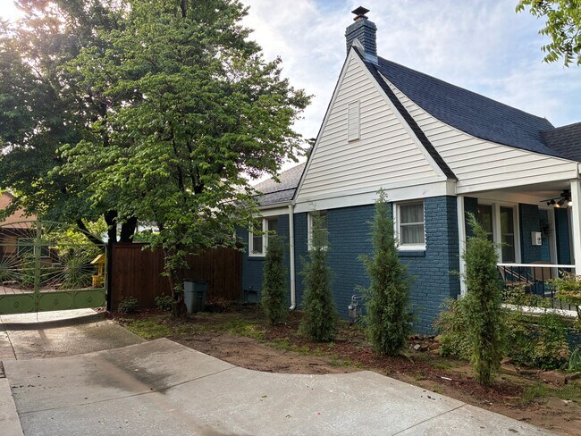 Foto del edificio - 1715 S College Ave