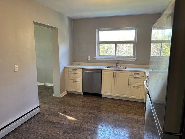 Photo du bâtiment - Spacious 2 Bedroom Apartment for Rent in O...