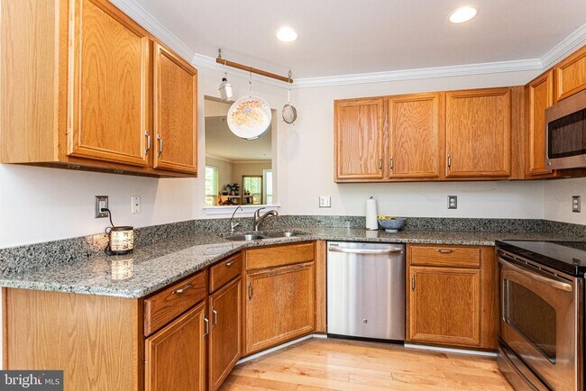 Building Photo - 146 Quiet Waters Pl