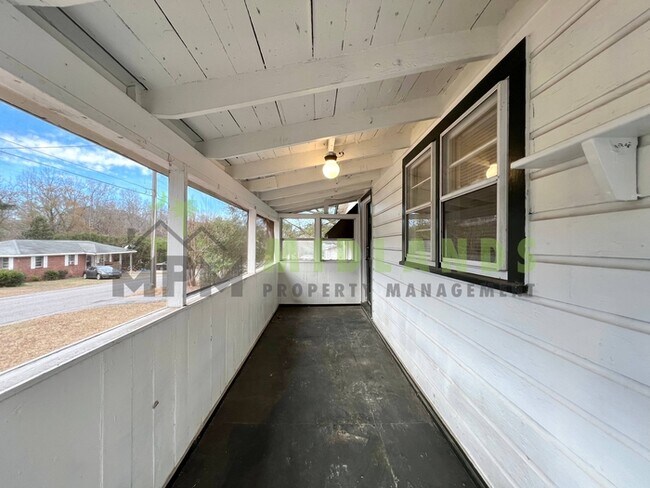 Foto del edificio - 135 Rivelon Rd