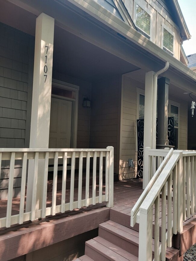 Building Photo - High end town home in perfect location