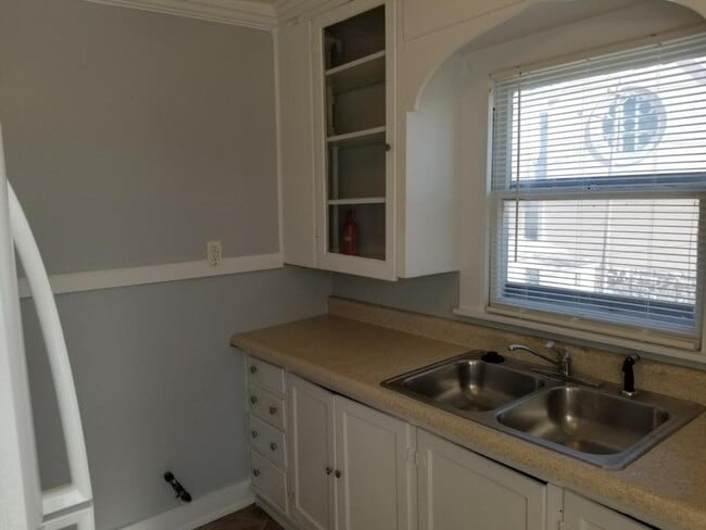 Building Photo - 204 S. 4th Street Apt. B