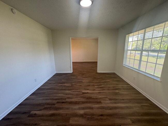 Building Photo - Move In Special! Coming Soon 4 Bed / 2 Bat...