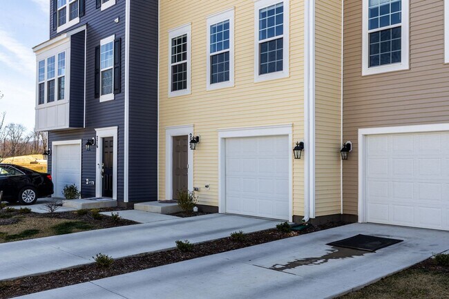 Building Photo - Beautiful, Like New 3 Bedroom Townhome in ...