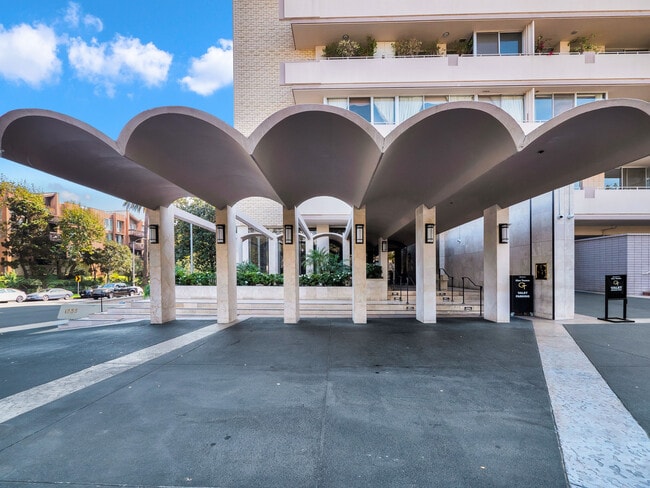 Foto del edificio - 1333 S Beverly Glen Blvd