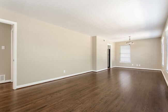 Foto del edificio - 2 Bedroom, 2 Bath in Old Lake Highlands