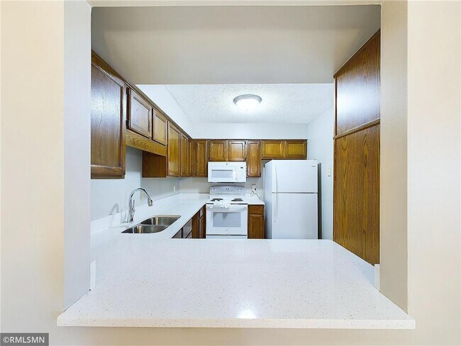 Foto del edificio - 9343 Ranchview Ln N