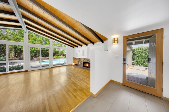 Foto del edificio - 16439 Kingsbury St