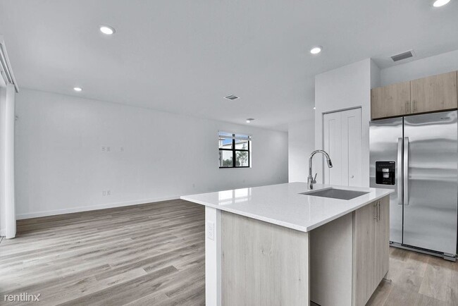 Building Photo - 4 br, 2.5 bath Townhome - 700 Del Vista Rd
