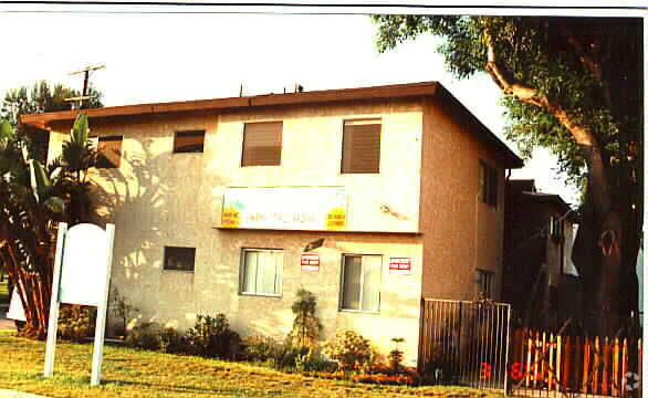 Primary Photo - 16400 Vanowen St