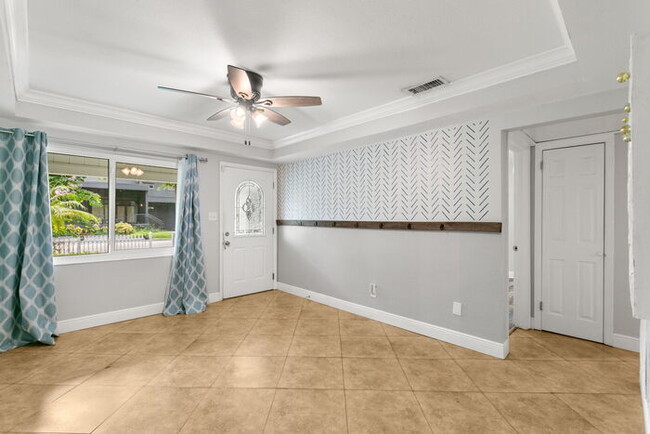 Building Photo - Beautiful Home For Rent in St Petersburg W...