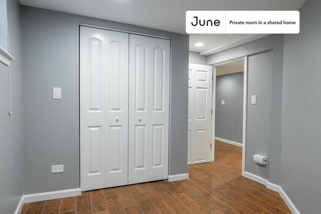 Building Photo - Private bedroom in 4 bed/2 bath Home