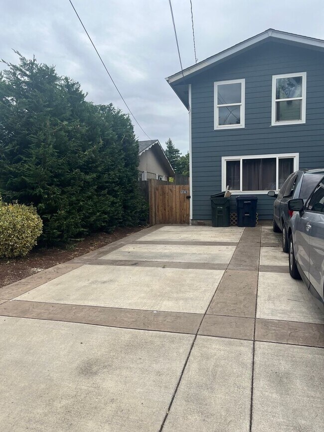 Building Photo - 2-Bedroom 1-Bathroom unit W/ private deck and yard