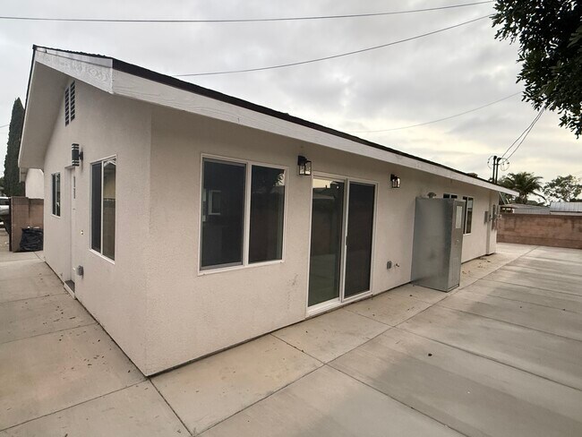 Foto del edificio - 9685 Blake Ave