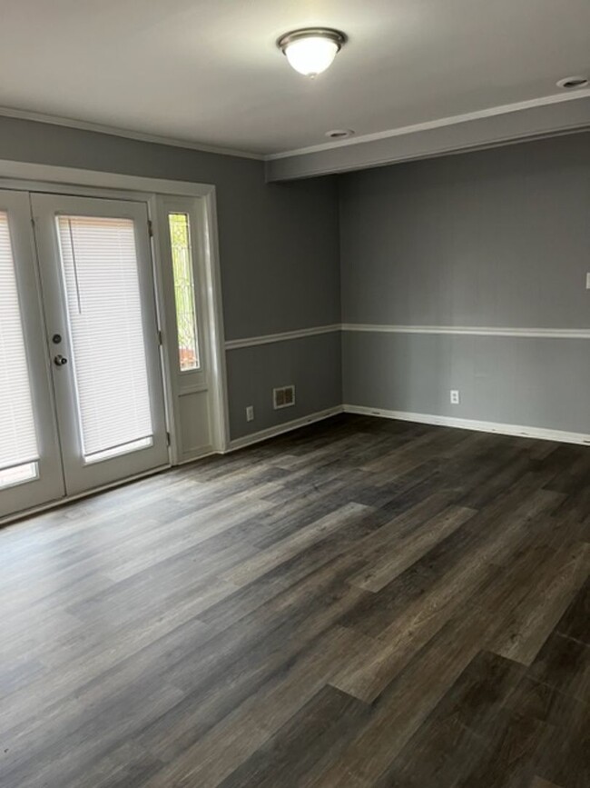 Building Photo - Beautiful newly remodeled 3 bed 2 bath home