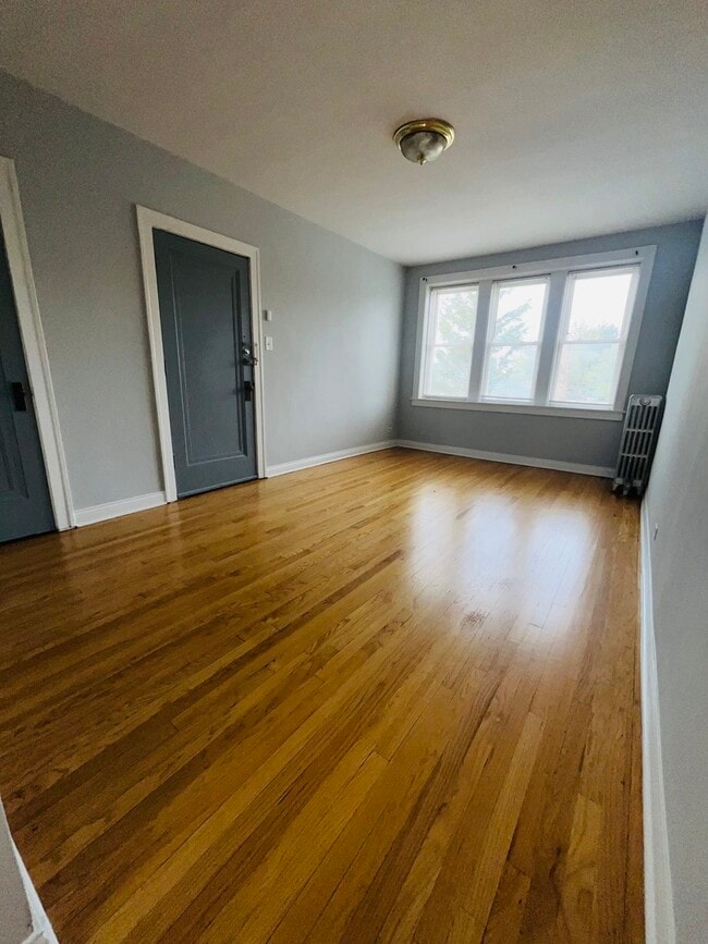 Foto del edificio - 5852 W Higgins Ave