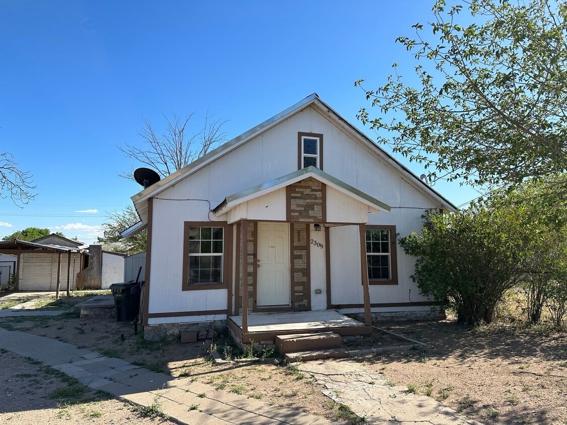 Primary Photo - 2 Bed 1 Bath Home