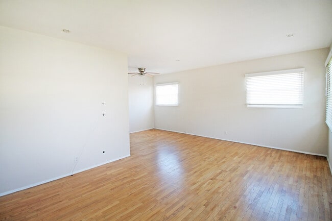 Building Photo - 1426 Manhattan Beach Blvd