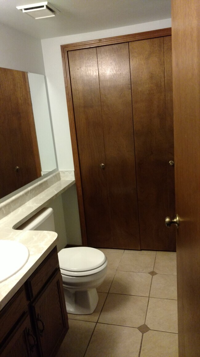 Baño de la planta baja - 6220 Pemberton Way