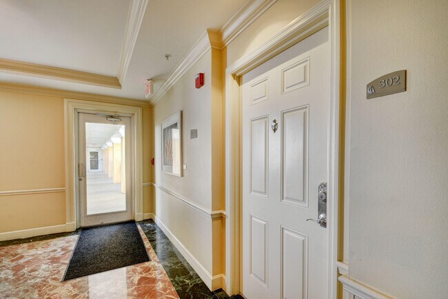 Building Photo - 802 W Windward Way