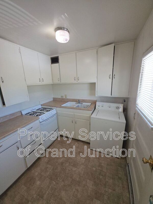 Building Photo - 1362 Elm Ave