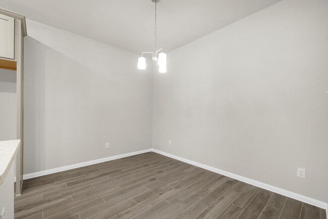Building Photo - 5606 Hyde Park Dr