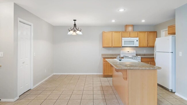 Building Photo - Selling duplex 1.2025