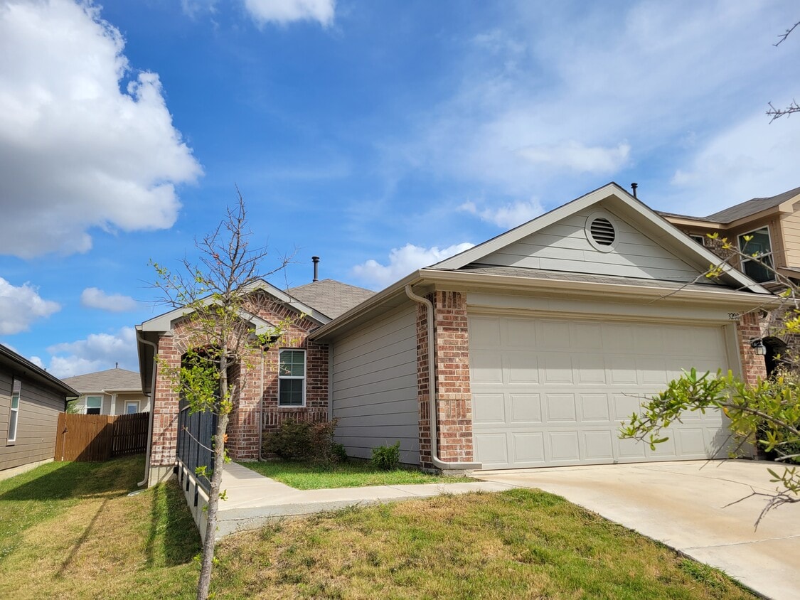 Primary Photo - 3200 Crystal Bend Dr